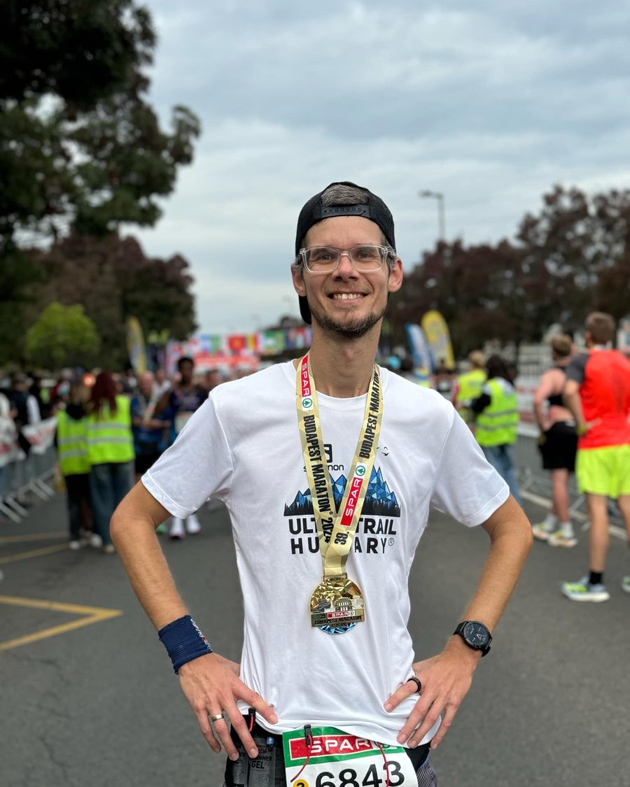 Deák András a Budapest Maraton célja után, a befutóéremmel a nyakában